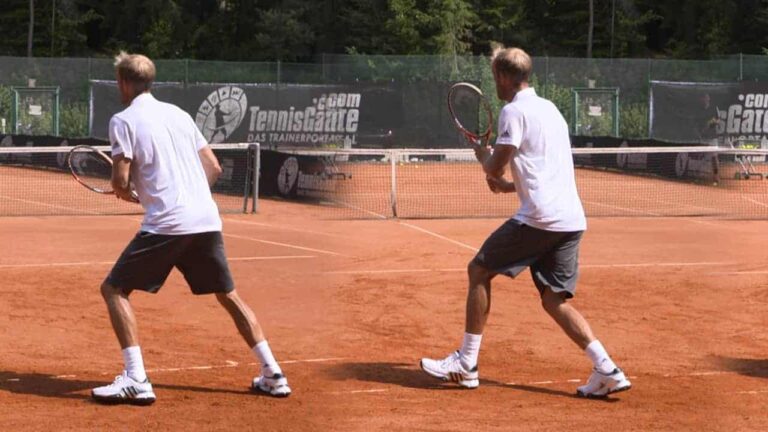 Backhand-Slice-one-handed-closed-stance-low-backview-Adel-Titelbild