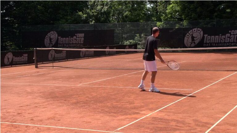 Approaching the Net to the Middle of the Court can be a Very Good Strategy