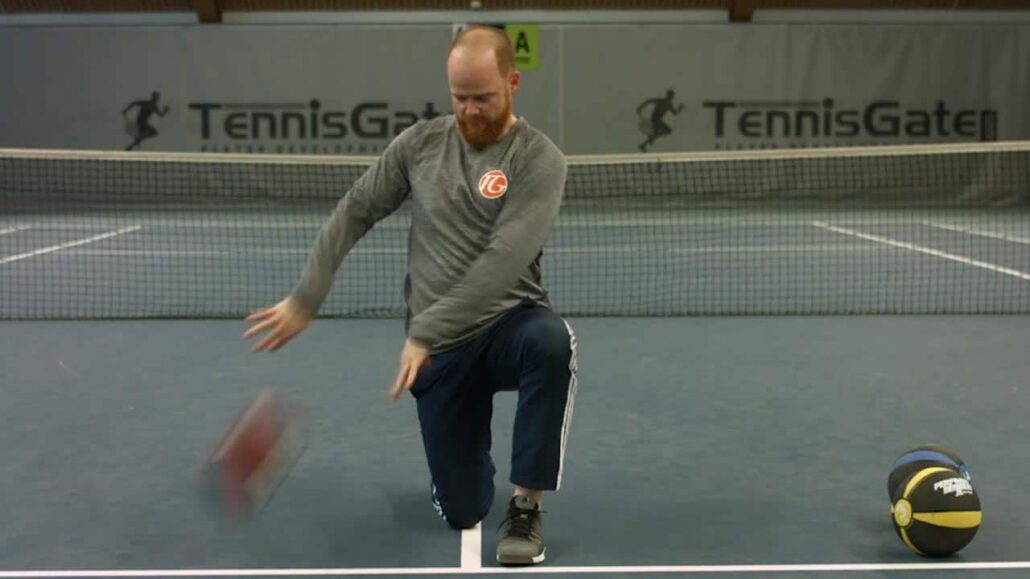 Dynamic strength in the torso with medicine ball