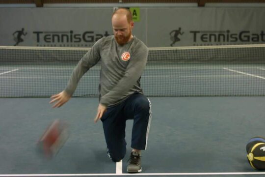 Dynamic strength in the torso with medicine ball