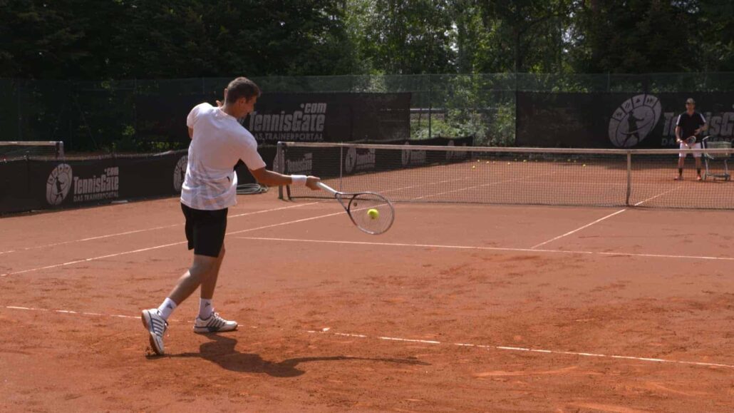 Forehand Closed Stance (back view)