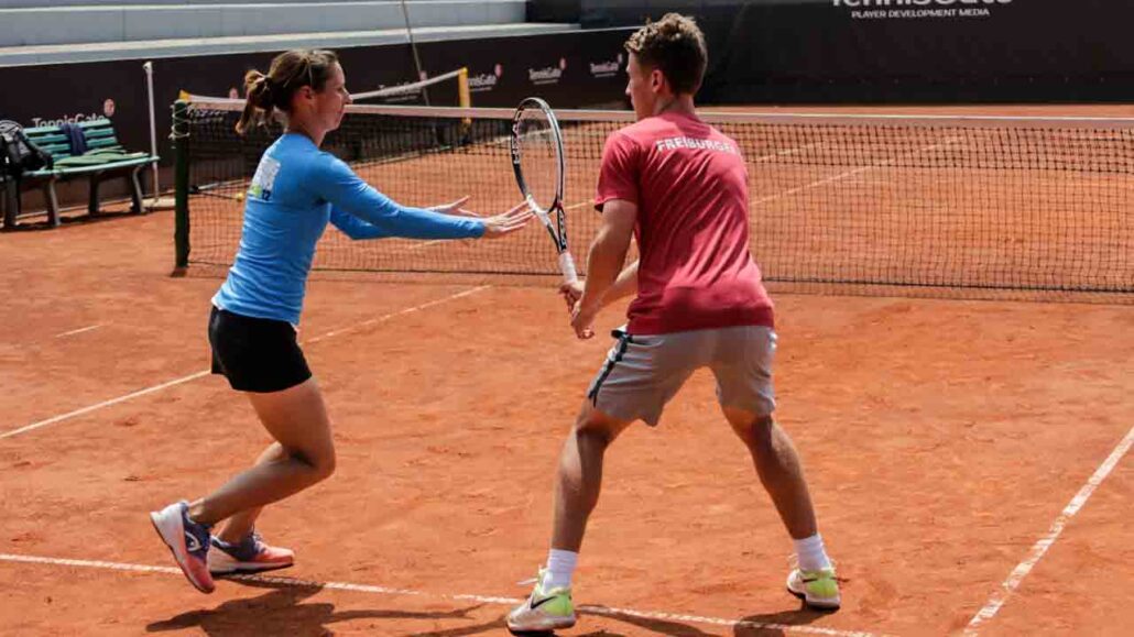 Mini Tennis - Slice Game with one Racquet per Team