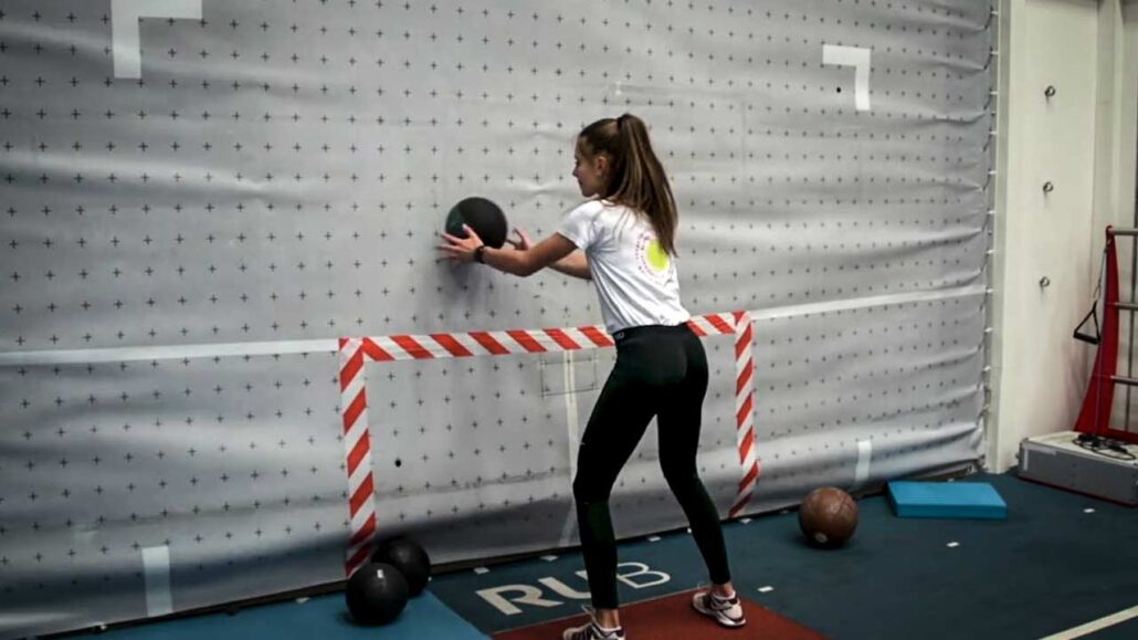 Reactive Backhand side throws in open position with a medicine ball