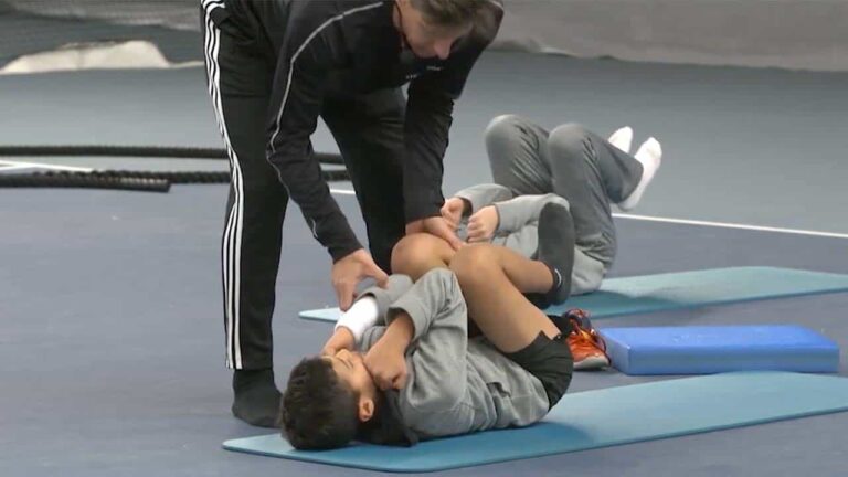 Testing the core stability by rolling with elbow to knee contact