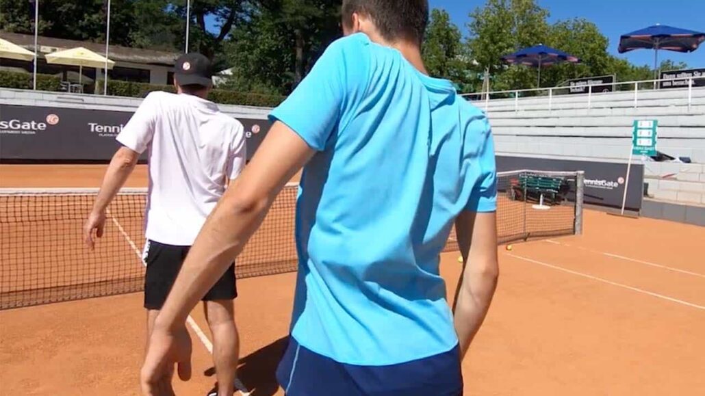 Warm up your shoulder blade before training