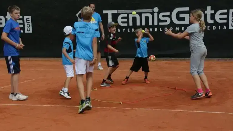 Sidestep um Kreis mit Ball prellen